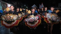 Sejumlah warga berkeliling desa sambil membunyikan alat musik tradisional saat tradisi Okokan di Desa Kediri, Tabanan, Bali, Senin (24/3/2025).