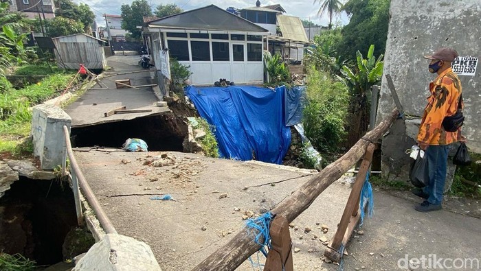 Jembatan di Bandung Barat ambruk tergerus arus sungai