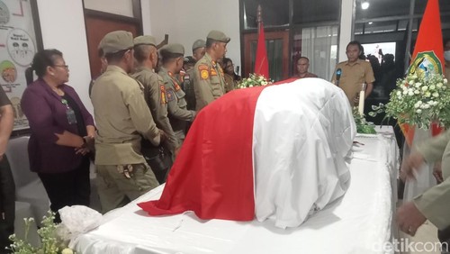 Jenazah Rosalia Sogen tiba di Kabupaten Flores Timur, Selasa (25/3/2025). (Yurgo Purab)