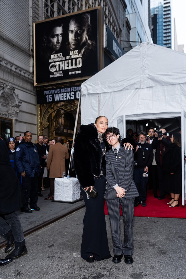 Jennifer Lopez mengajak Emme tampil di publik menghadiri premier teater Othello yang digelar di New York City, Minggu (23/3/2025). Foto: Getty Images/Valerie Terranova