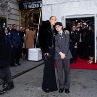 Jennifer Lopez mengajak Emme tampil di publik menghadiri premier teater Othello yang digelar di New York City, Minggu (23/3/2025). Foto: Getty Images/Valerie Terranova