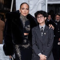 Sedangkan Emme yang tak mau disebut berjenis kelamin laki-laki atau perempuan, menggunakan setelan blazer dan celana garis-garis hitam putih serta dasi bermotif. Foto: Getty Images/Valerie Terranova