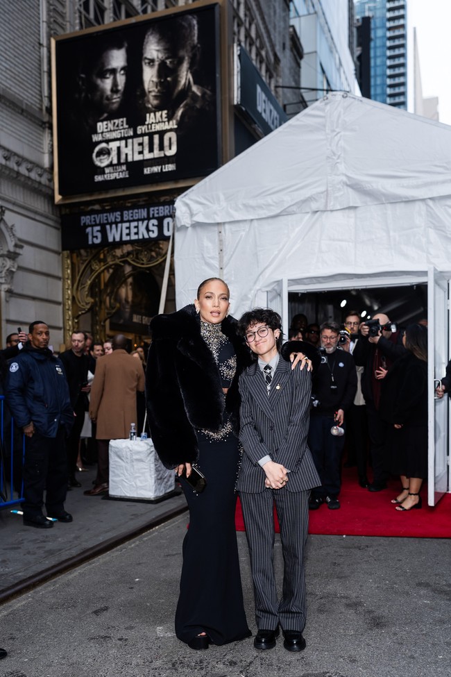Soal gender Emme ini, Jennifer Lopez secara tidak sengaja mengungkapkannya pada 2022. Saat tampil di acara Los Angelese Dodgers Foundation Blue Diamond Gala bersama Emme, J-Lo memanggil Emme dengan kata ganti gender netral they daripada she.’ Foto: Getty Images/Valerie Terranova