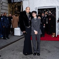 Soal gender Emme ini, Jennifer Lopez secara tidak sengaja mengungkapkannya pada 2022. Saat tampil di acara Los Angelese Dodgers Foundation Blue Diamond Gala bersama Emme, J-Lo memanggil Emme dengan kata ganti gender netral they daripada she.’ Foto: Getty Images/Valerie Terranova