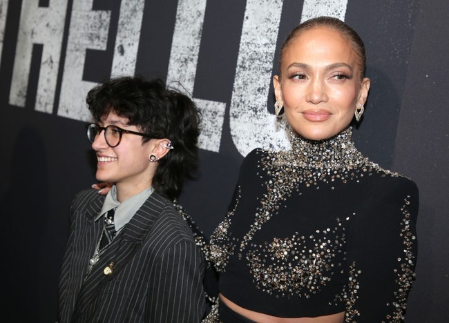 Emme yang baru saja berulang tahun ke-17, menggunakan aksesori kacamata dan anting-anting.  Foto: Getty Images/Valerie Terranova