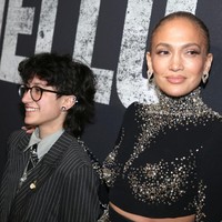 Emme yang baru saja berulang tahun ke-17, menggunakan aksesori kacamata dan anting-anting.  Foto: Getty Images/Valerie Terranova