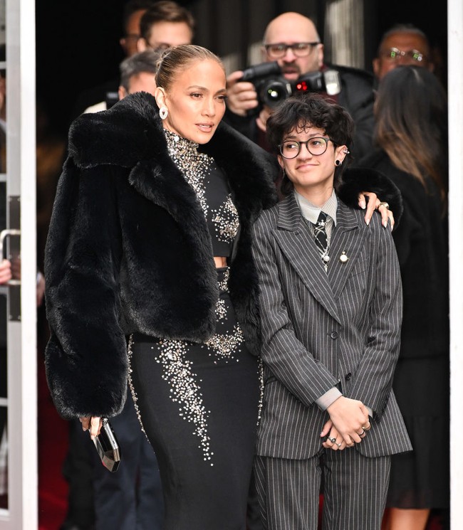 Aktris dan penyanyi 55 tahun itu mengunggah ke Instagram momen kebersamaannya dengan Emme. “Premier Othello dengan pasangan kencan terbaik,” tulis J-Lo pada keterangan fotonya bersama Emme. Foto: Getty Images/Valerie Terranova