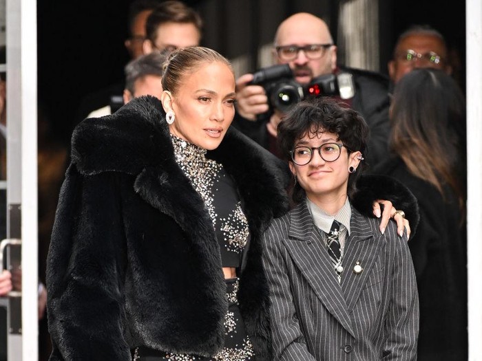 Jennifer Lopez ditemani putrinya Emme, menghadiri premier teater Othello di New York City.