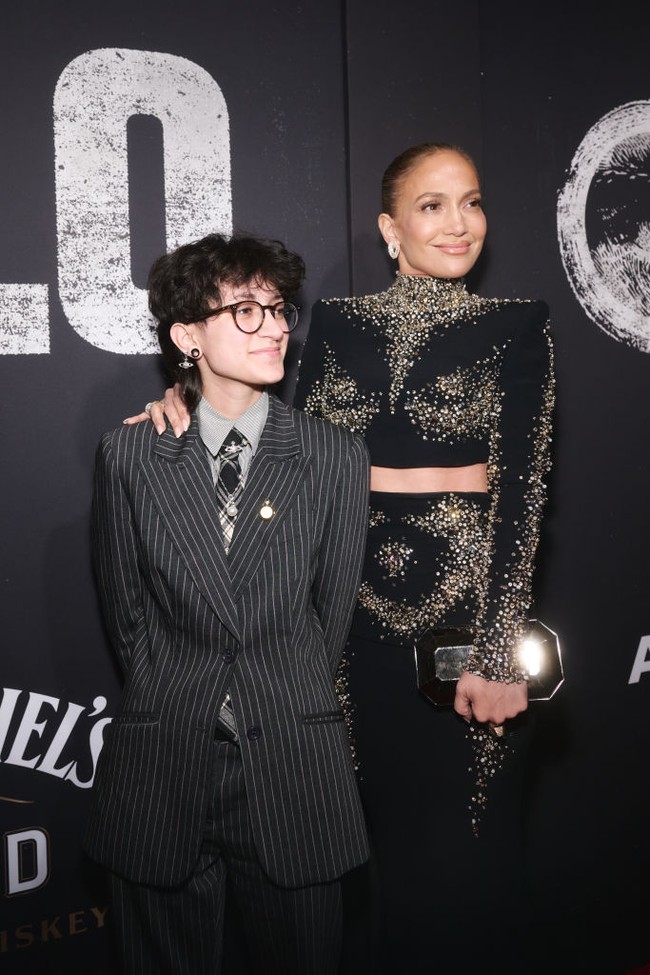 Lopez tampil menawan dalam atasan crop top dan rok panjang menyapu lantai rancangan desainer Zuhair Murad.  Foto: Getty Images/Valerie Terranova