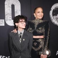 Lopez tampil menawan dalam atasan crop top dan rok panjang menyapu lantai rancangan desainer Zuhair Murad.  Foto: Getty Images/Valerie Terranova