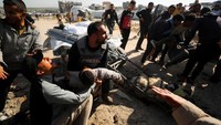 Warga Palestina memegang jenazah jurnalis Hossam Shabat, yang tewas akibat serangan Israel, menurut petugas medis, di Jalur Gaza utara pada 24 Maret 2025.