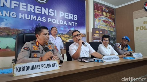 Kabid Humas Polda NTT Kombes Henry Novika Chandra didampingi Direktur Reskrimum Polda NTT Kombes Patar Silalahi saat konferensi pers di Mapolda NTT, Selasa (25/3/2025). (Foto: Yufengki Bria/detikBali)