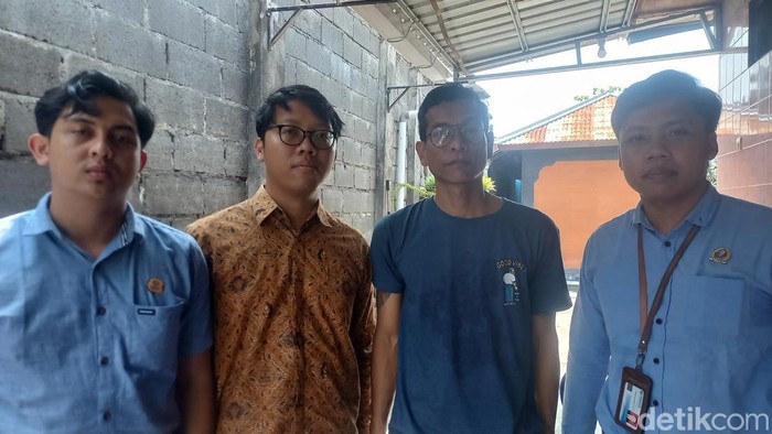 Kadek Agus Ariawan (tiga dari kiri), salah satu korban tindak pidana perdagangan orang (TPPO) di Myanmar saat ditemui di rumahnya di Kelurahan Liligundi, Buleleng, Bali, Selasa (25/3/2025). (Foto: Made Wijaya Kusuma/detikBali)
