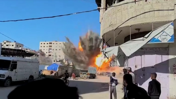 Kamera merekam detik-detik serangan udara Israel menggempur kamp pengungsian warga di Gaza pada Minggu (23/3).