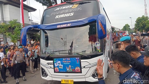 Kapolda Bali, Irjen Daniel Adityajaya, melepas keberangkatan peserta mudik gratis dari Terminal Ubung, Denpasar, Selasa (25/3/2025).