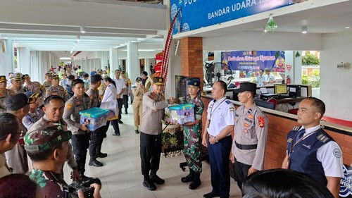 Kapolda Bali, Irjen Daniel Adityajaya, memberikan tali asih kepada personel gabungan Pos Terpadu Angkutan Udara di Bandara Ngurah Rai, Badung, Selasa (25/3/2025). (Dok. Polda Bali)