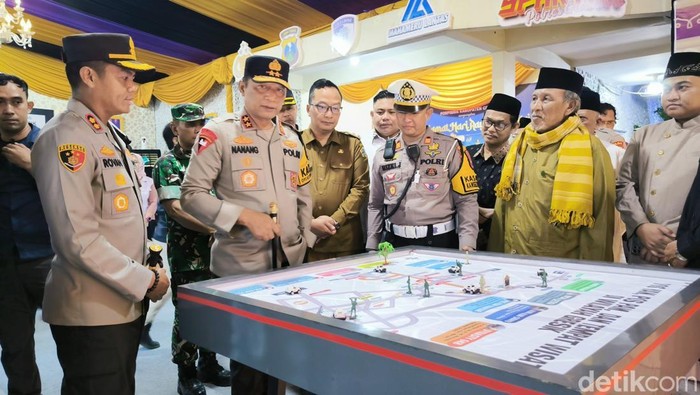 Kapolda Jatim Irjen Nanang Avianto saat berada di Pos Yan Polres Greisk
