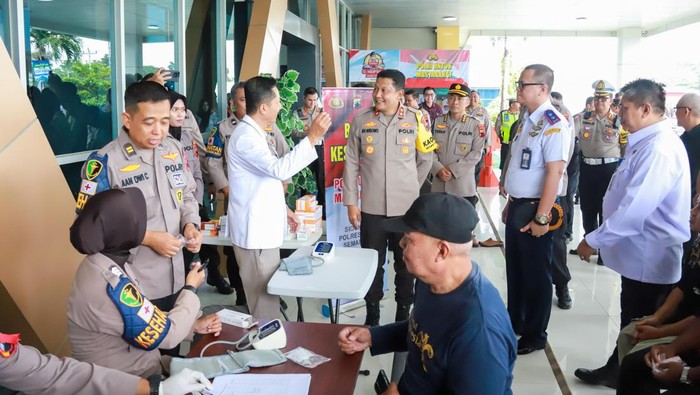 Kapolda Jawa Tengah Irjen Ribut Hari Wibowo meninjau Terminal Tipe A Mangkang, Kota Semarang, dalam rangka Operasi Ketupat Candi 2025. Foto: Dok. Istimewa.