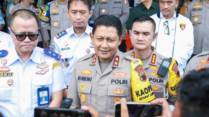 Kapolda Jawa Tengah Irjen Ribut Hari Wibowo meninjau Terminal Tipe A Mangkang, Kota Semarang, dalam rangka Operasi Ketupat Candi 2025. Foto: Dok. Istimewa.