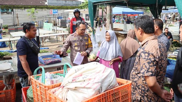 Kapolres Batu AKBP Andi Yudha Pranata meninjau harga dan ketersediaan bahan pokok di pasar
