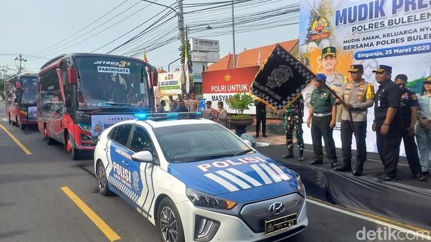 Kapolres Buleleng AKBP Ida Bagus Widwan Sutadi melepas pemudik gratis di Singaraja, Selasa (25/3/2025).