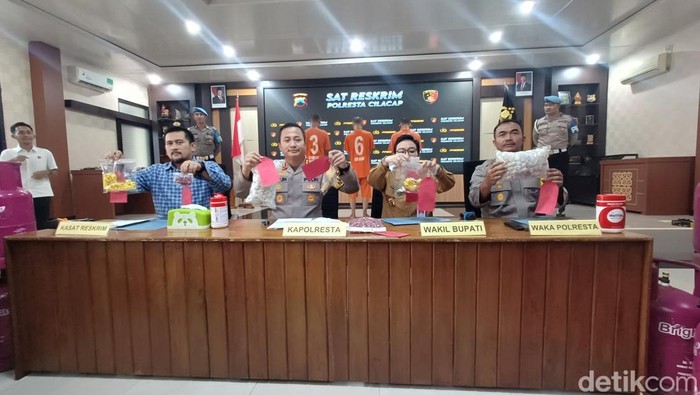 Kapolresta Cilacap, Kombes Ruruh Wicaksono menggelar jumpa pers kasus pengoplosan elpiji bersubsidi ke dalam tabung 12 kg di Mapolresta Cilacap, Selasa (25/3/2025).