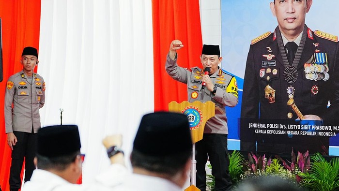 Kapolri Jenderal Listyo Sigit Prabowo menghadiri kegiatan buka puasa bersama buruh di Jakarta Utara. (dok Polri)