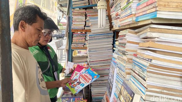 Suasana kawasan toko buku bekas di Jalan Stadion Timur, Kelurahan Karangkidul, Kecamatan Semarang Tengah, Senin (24/3/2025).