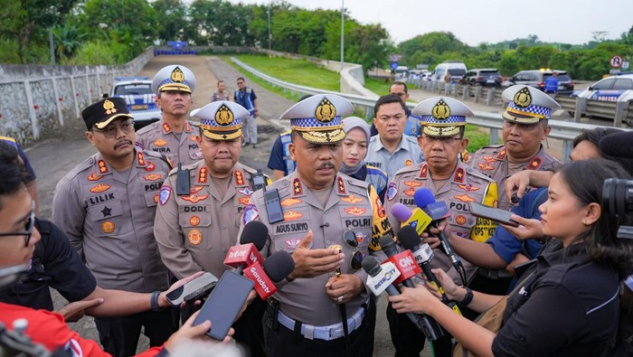 Kepala Korps Lalu Lintas (Kakorlantas) Polri Irjen Agus Suryonugroho dan jajaran menyusuri jalur Tol Cikampek-Cipularang untuk memastikan arus lalu lintas lancar