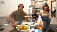 Ini keseruan Billy makan bareng masakan rumahan bareng Lucinta Luna, keduanya tampak akrab.  Foto: Instagram @bilsky16