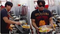 Selain usaha restoran bebek, Billy juga sempat membuka warung seblak prasmanan yang cukup viral. Ini aksinya saat coba masak seblak dengan topping melimpah. Foto: Instagram @bilsky16