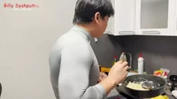 Billy memang cukup sering masak, kali ini ia sibuk msak nasi goreng sederhana untuk keluarga Vika. Foto: Instagram @bilsky16