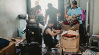 Pengiriman ini didominasi oleh paket dan sepeda motor.