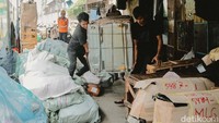 Menurut petugas, terjadi lonjakan pengiriman barang menjelang Hari Raya Idul Fitri 2025 sebanyak tiga kali lipat.