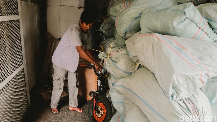 Kesibukan Jasa Ekspedisi Jelang Lebaran Petugas mempersiapkan motor untuk dikirim menggunakan kereta api di salah satu jasa pengiriman logistik di kawasan Pasar Senen, Jakarta, Selasa (25/3/2025).