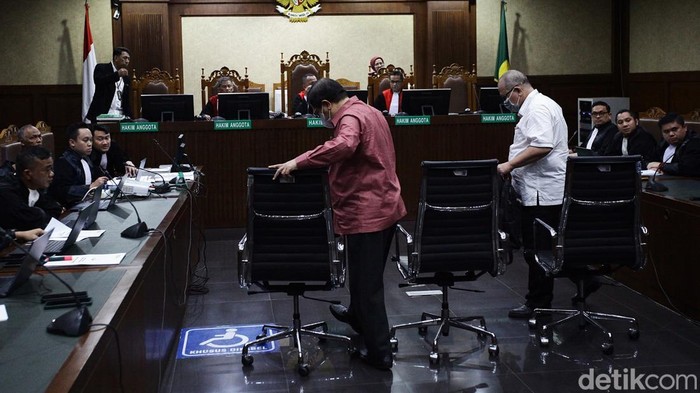Hakim Erintuah Damanik (baju merah) dan Mangapul (baju putih) mendengarkan keterangan saksi Heru Hanindyo dalam sidang lanjutan dengan agenda mendengar kesaksian para terdakwa di Pengadilan Tipikor, Jakarta, Selasa (25/02/2025). Ketiganya merupakan terdakwa dalam kasus dugaan menerima suap senilai Rp 4,6 miliar saat menjadi hakim dalam kasus Ronald Tannur di PN Surabaya.