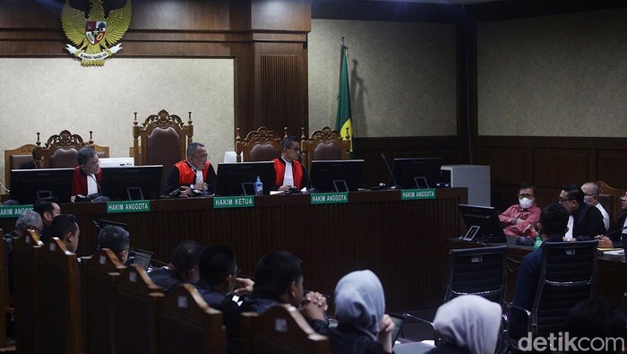 Hakim Erintuah Damanik (baju merah) dan Mangapul (baju putih) mendengarkan keterangan saksi Heru Hanindyo dalam sidang lanjutan dengan agenda mendengar kesaksian para terdakwa di Pengadilan Tipikor, Jakarta, Selasa (25/02/2025). Ketiganya merupakan terdakwa dalam kasus dugaan menerima suap senilai Rp 4,6 miliar saat menjadi hakim dalam kasus Ronald Tannur di PN Surabaya.