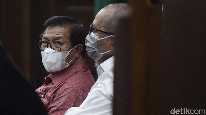 Hakim Erintuah Damanik (baju merah) dan Mangapul (baju putih) mendengarkan keterangan saksi Heru Hanindyo dalam sidang lanjutan dengan agenda mendengar kesaksian para terdakwa di Pengadilan Tipikor, Jakarta, Selasa (25/02/2025). Ketiganya merupakan terdakwa dalam kasus dugaan menerima suap senilai Rp 4,6 miliar saat menjadi hakim dalam kasus Ronald Tannur di PN Surabaya.