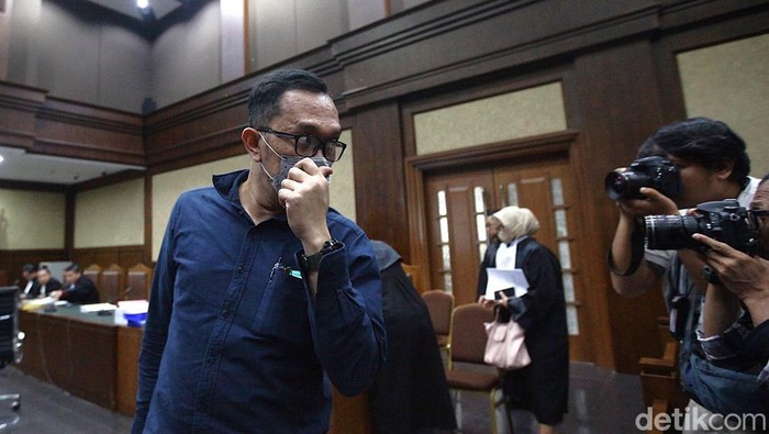 Hakim Erintuah Damanik (baju merah) dan Mangapul (baju putih) mendengarkan keterangan saksi Heru Hanindyo dalam sidang lanjutan dengan agenda mendengar kesaksian para terdakwa di Pengadilan Tipikor, Jakarta, Selasa (25/02/2025). Ketiganya merupakan terdakwa dalam kasus dugaan menerima suap senilai Rp 4,6 miliar saat menjadi hakim dalam kasus Ronald Tannur di PN Surabaya.