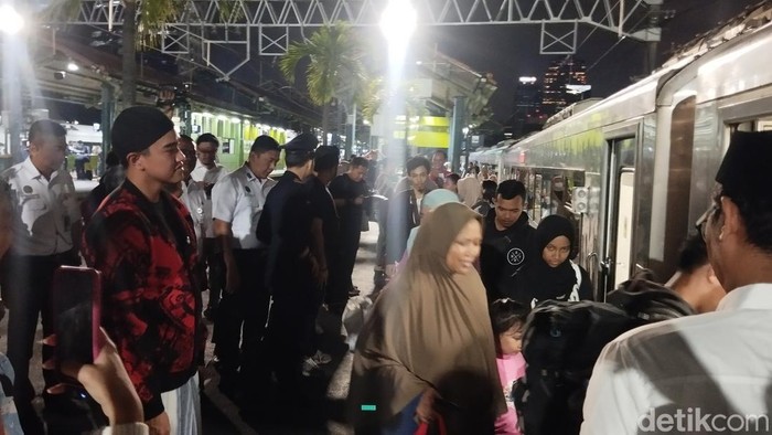Ketua Umum PSI Kaesang melepas keberangkatan rombongan mudik gratis di Stasiun Gambir. Foto: Fawdi/detikcom.