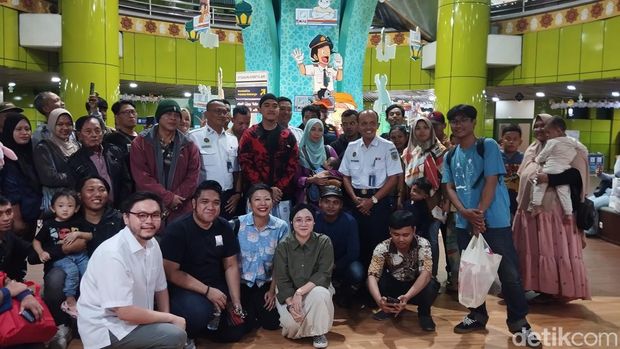 Ketua Umum PSI Kaesang melepas keberangkatan rombongan mudik gratis di Stasiun Gambir. Foto: Fawdi/detikcom.