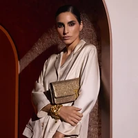 Tom Ford meluncurkan koleksi Ramadan pertamanya yang memadukan elegansi khas merek dengan semangat refleksi dan pembaruan. Terdiri dari tujuh tampilan (empat untuk wanita dan tiga untuk pria), koleksi ini menghadirkan palet warna lembut seperti biru langit, pasir terang, serta cokelat dan karamel yang kaya. Wanita mendapat kaftan mengalir dan set sutra, sementara pria ditawarkan jaket bomber dan jogger yang santai namun tetap elegan. (Foto: Dok. Tom Ford)