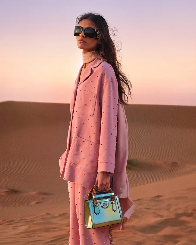 Merayakan keindahan Ramadan, Gucci memperkenalkan koleksi Nojum yang didominasi busana bersiluet ringan nan elegan hadir dalam setelan dua potong dan gaun mengalir bernuansa pink lembut, earthy tone hangat, serta biru malam yang kaya. Di jajaran aksesori, hadir tas ikonis Gucci Bamboo 1947, Jackie Notte, dan Gucci Diana dalam kulit berkilau, dipadukan dengan loafer Horsebit dan sling-back Signoria untuk sentuhan klasik yang menawan. (Foto: Dok. Gucci)
