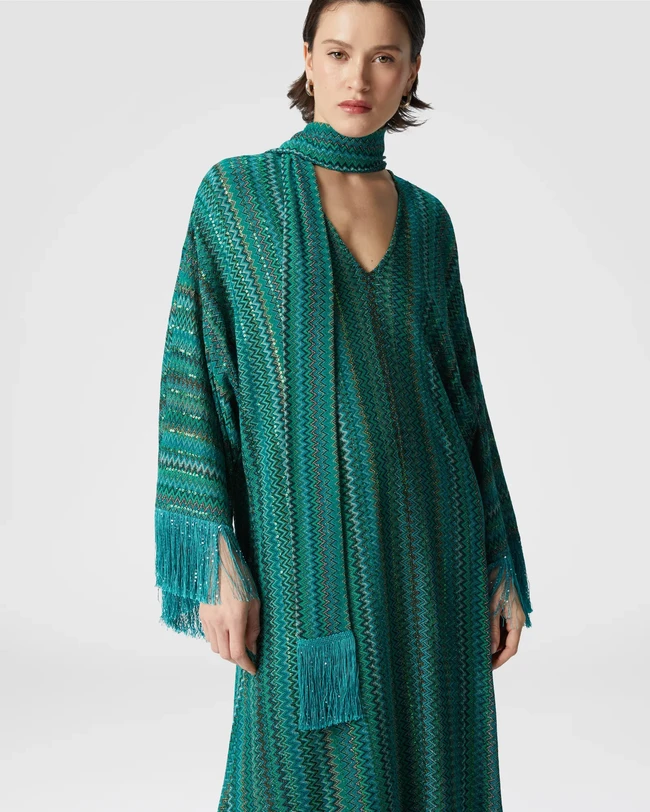 Missoni menawarkan koleksi yang memadukan motif rajut ikonis dengan sentuhan modern pada modest wear. Gaun mengalir, blus lembut, celana wide-leg, dan rok panjang dalam nuansa zamrud dan ruby menghadirkan keseimbangan antara elegansi dan kenyamanan. Sentuhan akhir seperti cardigan panjang, gaya kimono, serta detail rumbai payet menambah kesan mewah yang sempurna untuk iftar hingga suhoor. (Foto: Dok. Missoni)