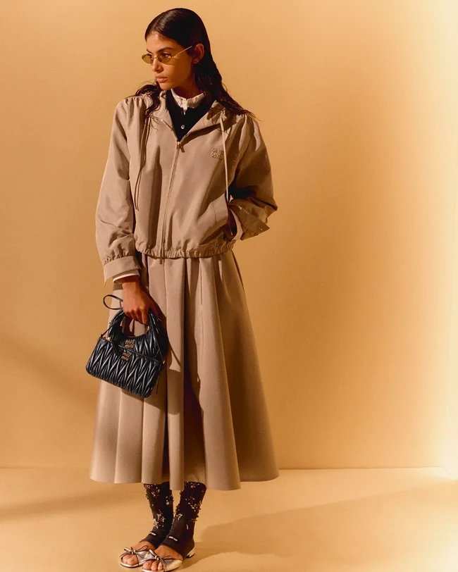 Prada menerjemahkan estetika minimal-maksimal ke dalam koleksi Ramadan lewat sentuhan elegan dan tegas. Koleksi wanita menampilkan rok lipit klasik dalam abu-abu, burgundy, dan beige dengan detail payet berkilau, serta gaun dan rok sutra panjang berhias kristal dan cermin untuk kesan dramatis. Sementara itu, setelan pria tetap tajam dengan detail kerah bergelombang yang unik, menegaskan inovasi Prada dalam mengaburkan batas antara mode dan konvensi. (Foto: Dok. Prada)