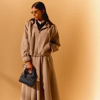 Prada menerjemahkan estetika minimal-maksimal ke dalam koleksi Ramadan lewat sentuhan elegan dan tegas. Koleksi wanita menampilkan rok lipit klasik dalam abu-abu, burgundy, dan beige dengan detail payet berkilau, serta gaun dan rok sutra panjang berhias kristal dan cermin untuk kesan dramatis. Sementara itu, setelan pria tetap tajam dengan detail kerah bergelombang yang unik, menegaskan inovasi Prada dalam mengaburkan batas antara mode dan konvensi. (Foto: Dok. Prada)