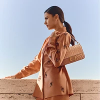 Fendi Noor Capsule Collection merayakan Ramadan dengan sentuhan sutra dan kilau emas, menghadirkan nuansa lembut peach dan terracotta yang terinspirasi dari keindahan gurun. Yas ikonis seperti Baguette, Peekaboo ISeeU Petite, dan Mini Fendigraphy, mendapat wajah baru dengan gradasi kulit pink yang elegan, mencerminkan cahaya matahari senja di atas bukit pasir. Mini Baguette, dihiasi sulaman payet bunga metalik dan gesper kristal pink yang memancarkan kemewahan tanpa perlu banyak kata. (Foto: Dok. Fendi)