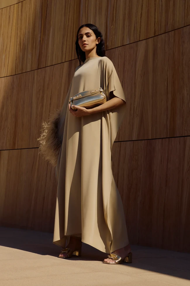 Koleksi Ramadan persembahan Ferragamo terdiri busana bersiluet longgar dalam perpaduan biru Klein dan perunggu, dipadukan dengan beige, batu, dan hitam untuk kesan elegan yang seimbang. Setiap potongan dirancang dengan keahlian tinggi, menampilkan material mewah seperti kulit nappa, sutra, dan emas metalik yang mencuri perhatian tanpa berlebihan. Tas dan sepatu dalam koleksi ini menambahkan sentuhan glamor, membuktikan bahwa tampil menawan juga bagian dari semangat Ramadan. (Foto: Dok. Ferragamo)