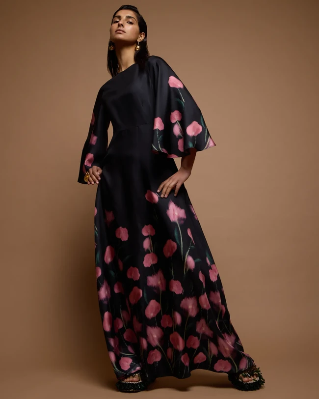 La DoubleJ menghadirkan koleksi Ramadan dengan sentuhan warna cerah, motif bunga mencolok, dan detail bulu yang penuh gaya. Kaftan, gaun panjang, dan celana palazzo berpalet permata serta cetakan floral tegas dirancang untuk tampil mencolok dengan nuansa feminin yang anggun. (Foto: Dok. La DoubleJ)