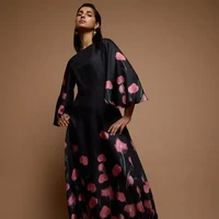 La DoubleJ menghadirkan koleksi Ramadan dengan sentuhan warna cerah, motif bunga mencolok, dan detail bulu yang penuh gaya. Kaftan, gaun panjang, dan celana palazzo berpalet permata serta cetakan floral tegas dirancang untuk tampil mencolok dengan nuansa feminin yang anggun. (Foto: Dok. La DoubleJ)